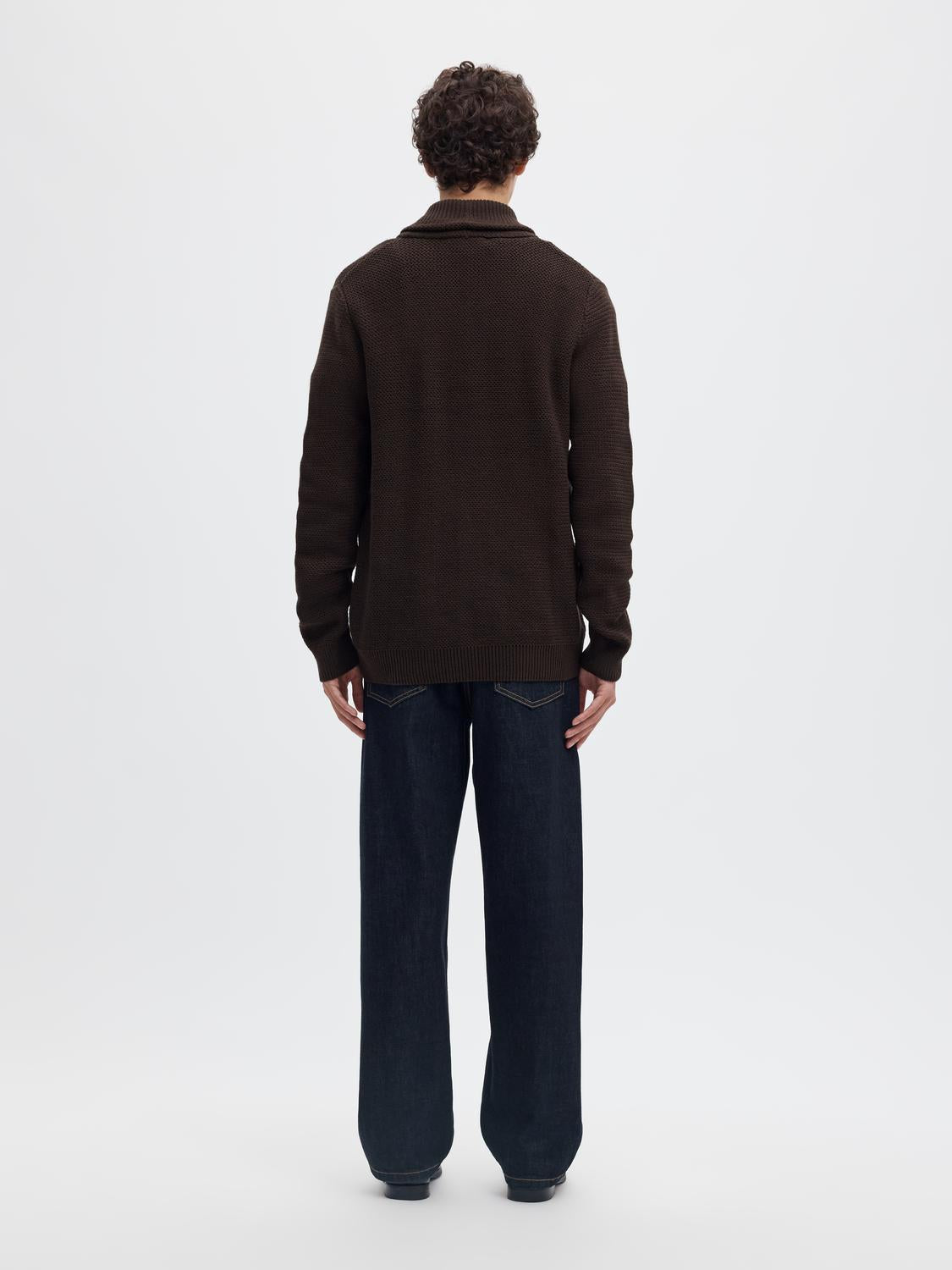 model_shot-back